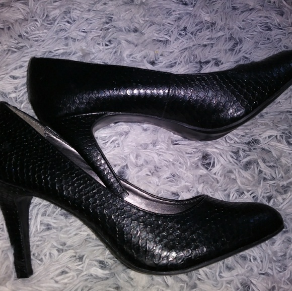 Liz Claiborne Shoes - Liz Claiborne flex black roundtoe snake print heel